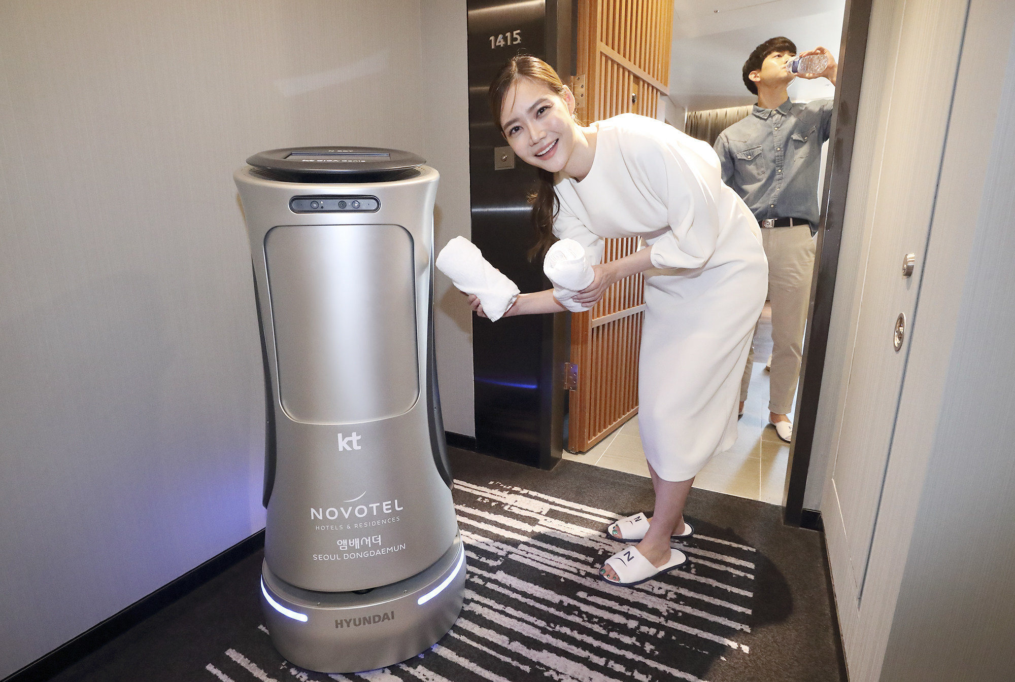 delivery robot in Novotel